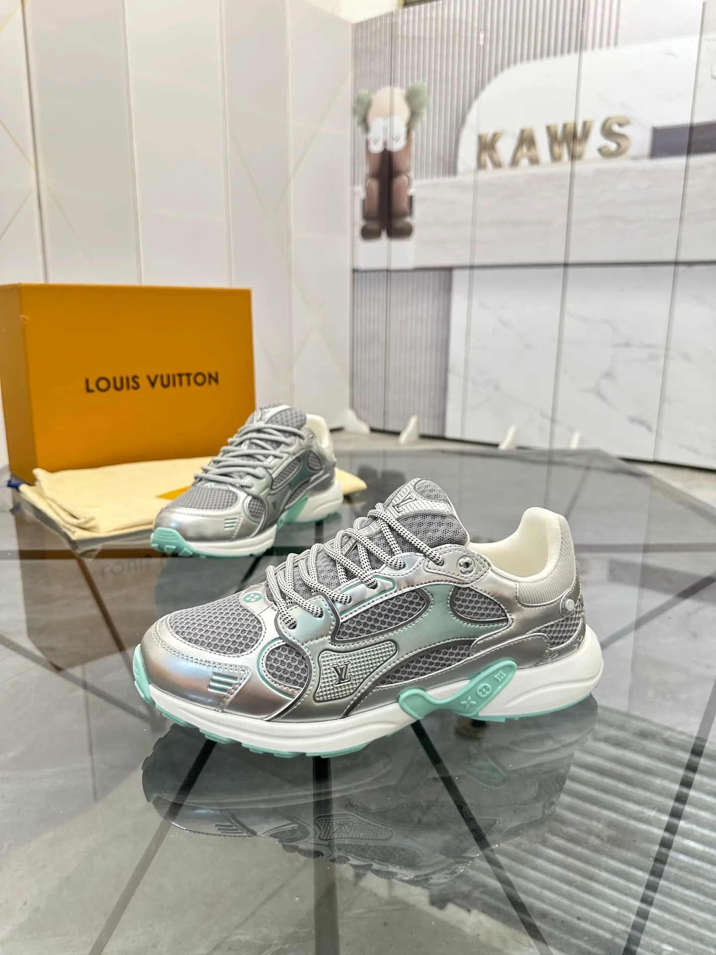 Men's shoes: 💰P660¥ Top quality Product trademark: LV* "Louis Vuitton*" low-top casual shoes Regular size: 35-44 (can be customized to 45.46) Couple style Product materials: Upper imported cowhide stitching original material, breathable lining, original outsole. Number: H218
